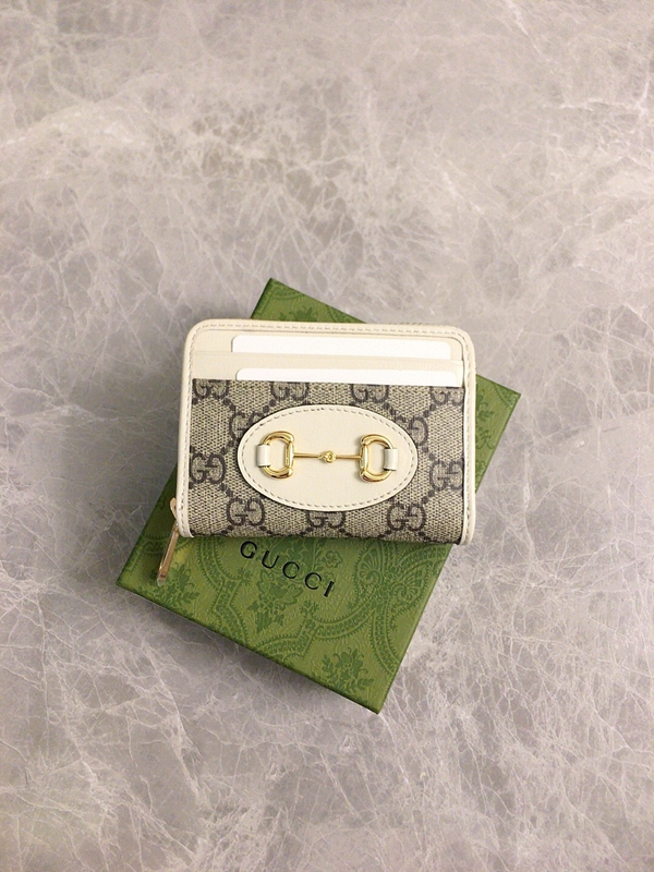 グッチ財布 レプリカ着用イメージ